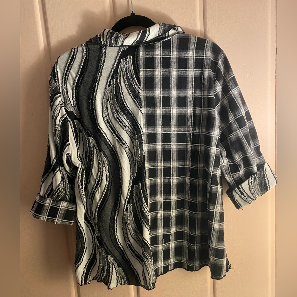 Ali Miles Monochrome Textured Button-Up Blouse - Picture 5 of 5